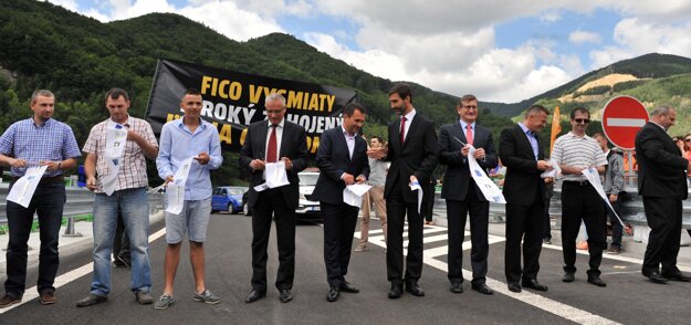 The ceremonial opening, attended by (R-L) Žilina mayor Igor Choma, Transport Minister Ján Počiatek, head of EC representation in Slovakia Dušan Chrenek, Žilina regional governor Juraj Blanár, NDS head Milan Gajdoš and Váhostav CEO Marián Moravčík, with some of the drivers drawn by lottery.
