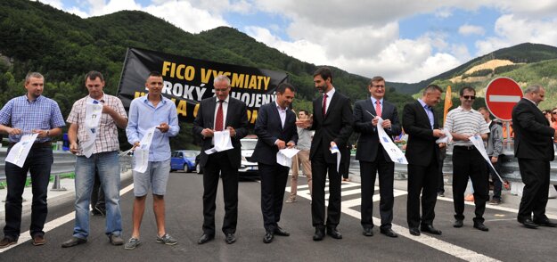 The ceremonial opening, attended by (R-L) Žilina mayor Igor Choma, Transport Minister Ján Počiatek, head of EC representation in Slovakia Dušan Chrenek, Žilina regional governor Juraj Blanár, NDS head Milan Gajdoš and Váhostav CEO Marián Moravčík, with some of the drivers drawn by lottery. 