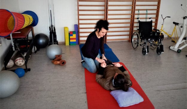 Arancha provides physiotherapy for 30 patients who suffer from different disabilities.