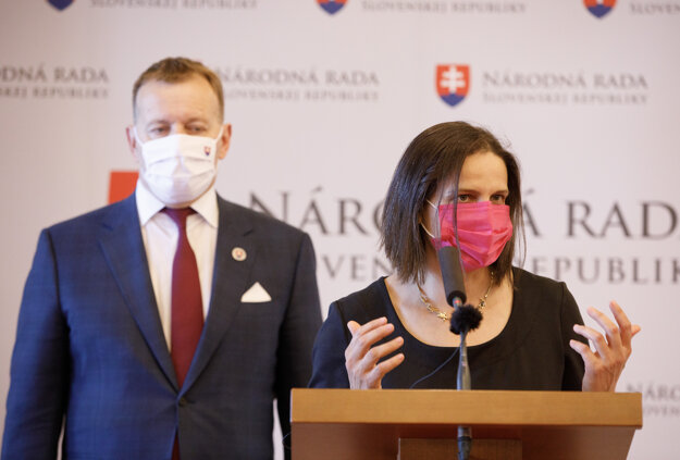 Boris Kollár (l) and Mária Kolíková (r) announce the changes to collusive custody.