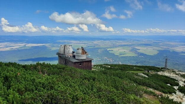 The 1943 observatory by the Skalnaté pleso mountain lake in the Tatras has its roofs replaced. The roofing process will go on until summer 2022, with a break in wintertime.