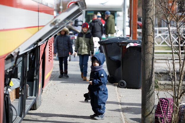 Refugees from Ukraine at the pedestrian border crossing in Veľké Slemence, March 1, 2022.
