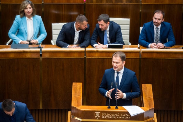 Finance Minister Igor Matovič (OĽaNO) spent more than an hour in the debate chamber on September 28 explaining to MPs why he sees no reason to be removed from the post. He attacked members of the SaS party, President Zuzana Čaputová, the media, NGOs, the LGBT+ community, and others. After his monologue, he left the room with other OĽaNO members. The MPs should hold a no-confidence vote against Matovič on Thursday.