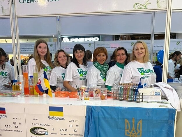 Inna Melnyk (tretia zľava) a jej kolegovia V. Kyshkarova (Voznesensk, Mykolajivská oblasť), O. Porodko (Ľvov), N. Čechitko (Bucha, Kyjevská oblasť), H. Jankovyč (Užhorod) a O. Semeshko ( Cherson).