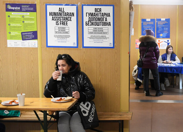 Žena sa stravuje v Ukrajinskom centre pomoci pre utečencov v Košiciach 28. novembra 2022. Utečenci prichádzajú do centra v tomto období vo väčšom počte aj z dôvodu chladného počasia a energetickej krízy.  Tu dostávajú jedlo a dočasné bývanie.