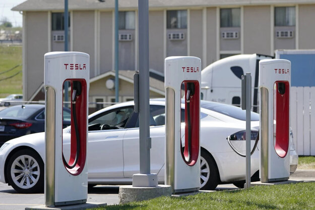 Tesla has reduced the prices of its cars so much that its electric Models 3 and Y with basic equipment are comparable to electric models from the carmakers Škoda, Volkswagen, and Kia.