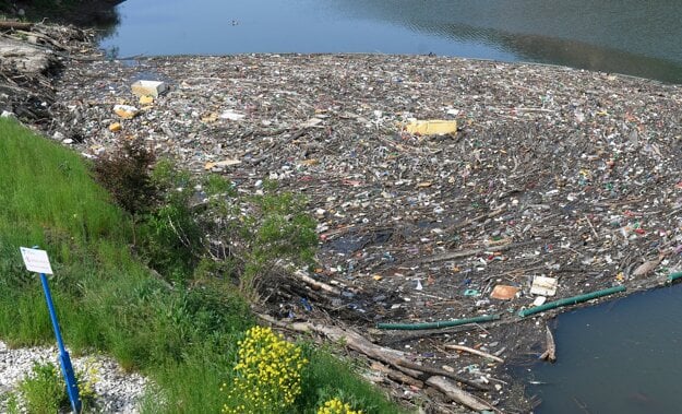 After rainfall in recent days, waste has washed up in the Ružín water reservoir, east Slovakia. According to estimates, approximately 20 tonnes of waste accumulated in Ružín.