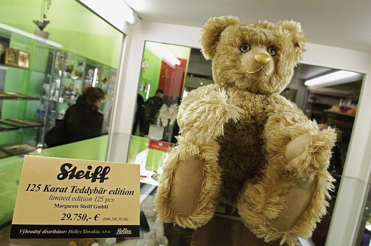 The limited edition teddy bear on display in Nitra.(Source: TASR)