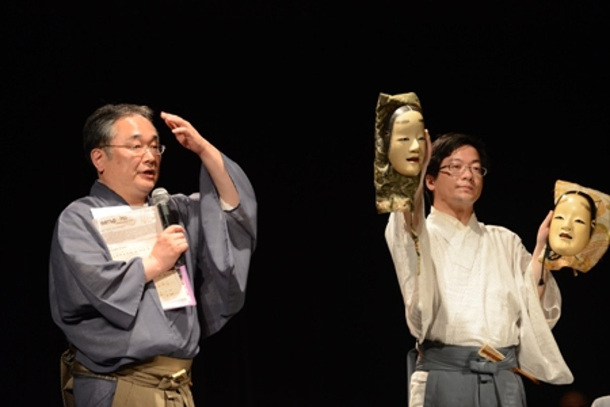 Head Of Yamamoto Noh Theatre And His Apprentice Explain Masks In A Workshop Source Jana Liptakova Head Of Yamamoto Noh Theatre And His Apprentice Explain Masks In A Workshop Source Jana Liptakova