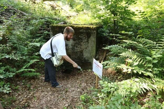 Ivor Švihran installed a table to the spring of the Small Vydrica last year.