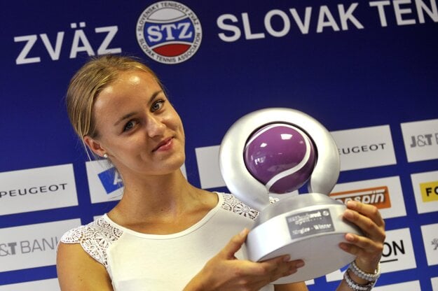 K. Schmiedlová with her trophy