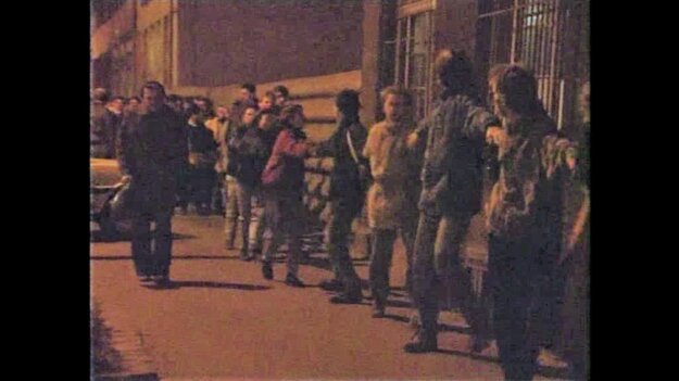 University students celebrated International Students’ Day in Bratislava by protesting the communist dictatorship. They marched through Hodžovo Square to the Education Ministry that resided on today’s Dobrovičova Street, demanding academic freedoms and real, not just declared, democracy.