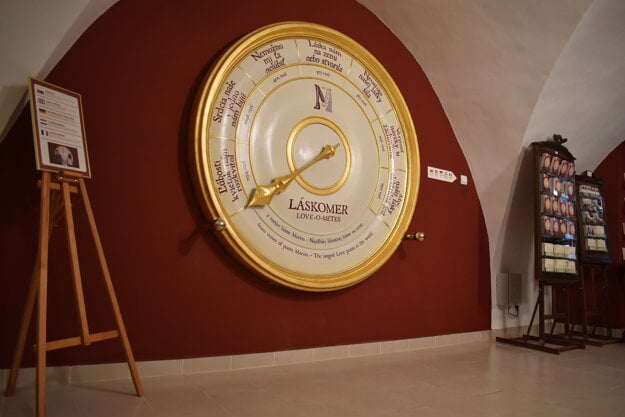 This love meter in Banka lásky tells couples how big their love is using verses from the poem Marína written by Andrej Sládkovič.