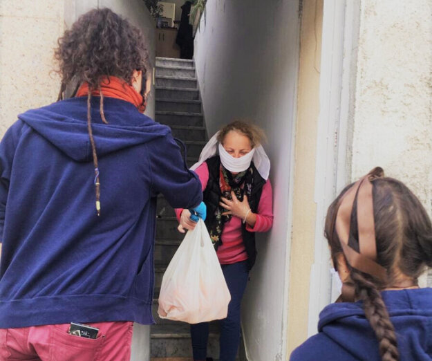 Arantxa Ferrer (left) together with another volunteer joined the initiative