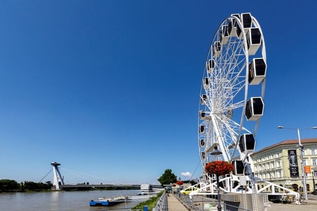 Some of the Bratislavans are unhappy about the Ferris wheel, a new local attraction, being placed near Bratislava's Old Town.