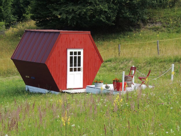 On the southern side of the Štiavnické vrchy mountains, in the village of Uhliská, an atypical hexagonal bee hotel is located, offering an intimate connection with nature.
