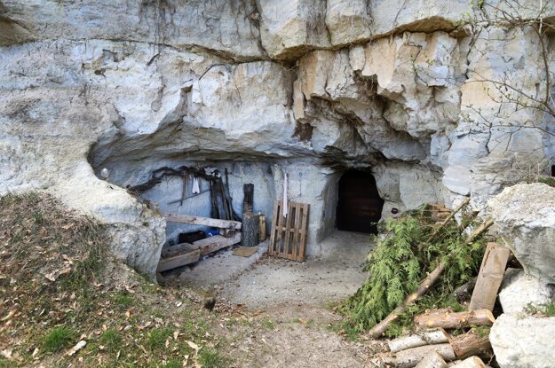 The Mačkáš cellars in the village of Hontianske Moravce near Krupina were carved into tuff rocks in the 17th century. Today, they serve as wine cellars.