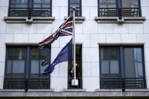A member of protocol removes the EU flag from the UK Permanent Representation to the EU in Brussels on January 31, 2020. 
