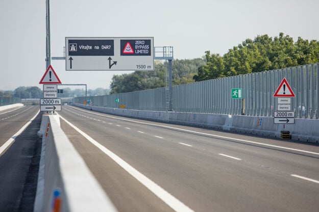 Lužný Bridge, which is part of the 4.3-kilometre stretch of the D4 highway, was open on September 26.