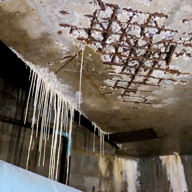 Dripstones in the engine hall of the Družba fountain.