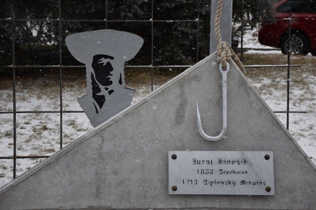 The base of the site symbolises the Kriváň peak.