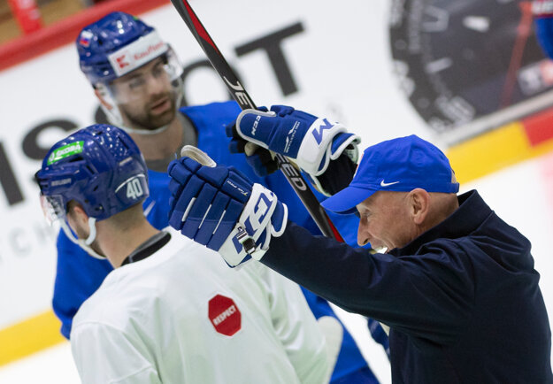 Coach Craig Ramsay with the Slovak ice hockey players.
