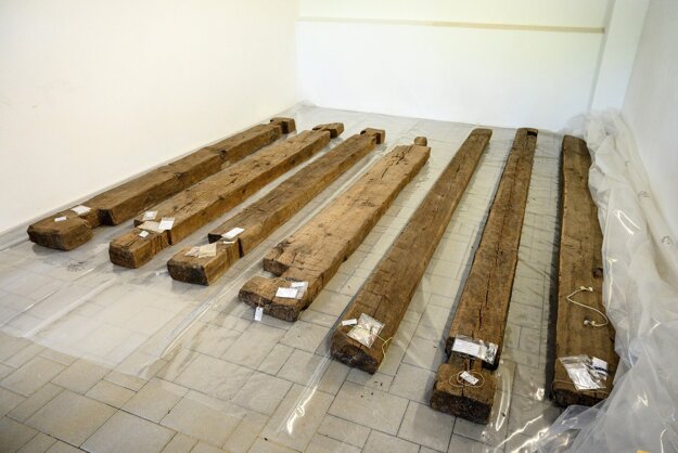 Two lorries brought parts of the Poprad tomb from the 4th century to Nitra on May 9, 2022.