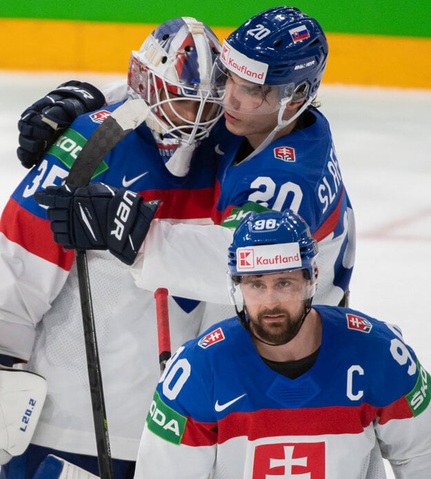 Slovenskí hokejisti (zľava brankár Adam Hoska, Juraj Slavkovský a kapitán Tomáš Tatar) bilancujú po prehre 4:2 vo štvrťfinálovom zápase s Fínskom na 85. majstrovstvách sveta v ľadovom hokeji vo fínskom Tampere, štvrtok 26. mája 2022 .