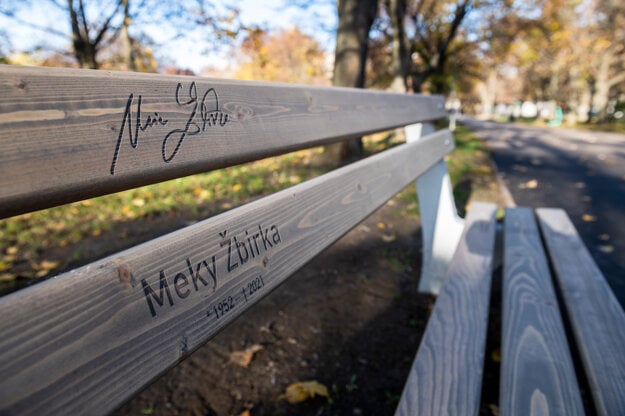 The new bench in the park at Račianske Mýto, bearing the engraved signature of Miroslav Žbirka.