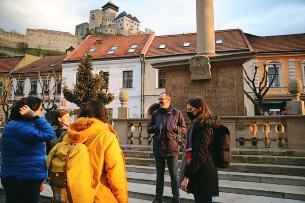 Jeremy Hill shows people around Trenčín during a fjúžn walk in 2021