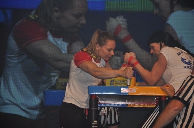 Armwrestler Lucia Debnárová (L) in her duel.