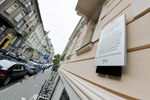 Memorial plaque to Aaron Grünhut, Heydukova Street, Bratislava.