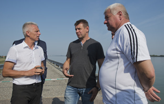L-R: Head of the Slovak Water-mangement Company Pavel Virák, Environment Minister László Sólymos and Transport Minister Árpár Érsek on the site of the river accident.