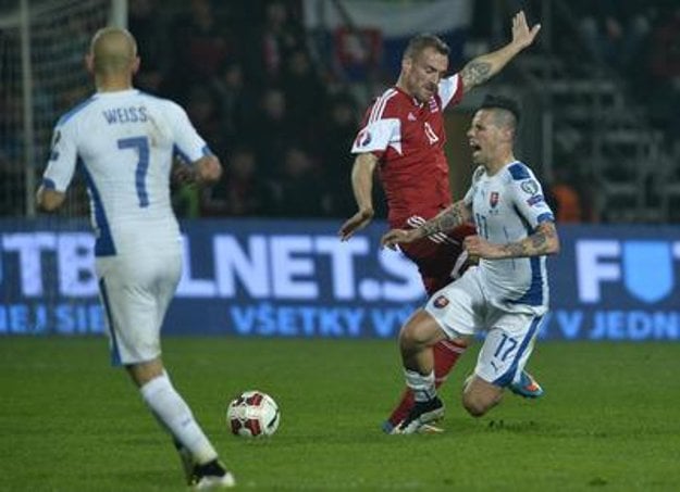 R-L: Marek Hamšík, Luxemburgois Aurelien Joachim and Slovak Vladimír Weiss in the EURO 2016 qualificaiton match Slovakia - Luxemburg in Žilina, March 27.