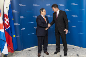 Slovak Foreign Affairs Minister Miroslav Lajčák (r) and his Cuban counterpart Bruno Rodriguez Parilla