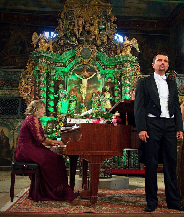L-R: Júlia Grejtáková and Dušan Šimo (who will perform at the Night of Theatre in State Opera BB).