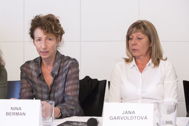 L-R: NIna Berman for the jury, Jana Garvoldtová for organisers of the Slovak Press Photo