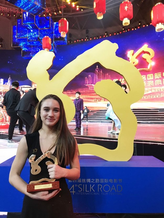 Main actress Vanessa Szamuhelová receives the award at Silk Road festival in China.