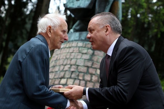 President Andrej Kiska hands over Medal of Thanks for Contribution to Liberation to freedom fighter Matej Valocký, May 8, Makov.