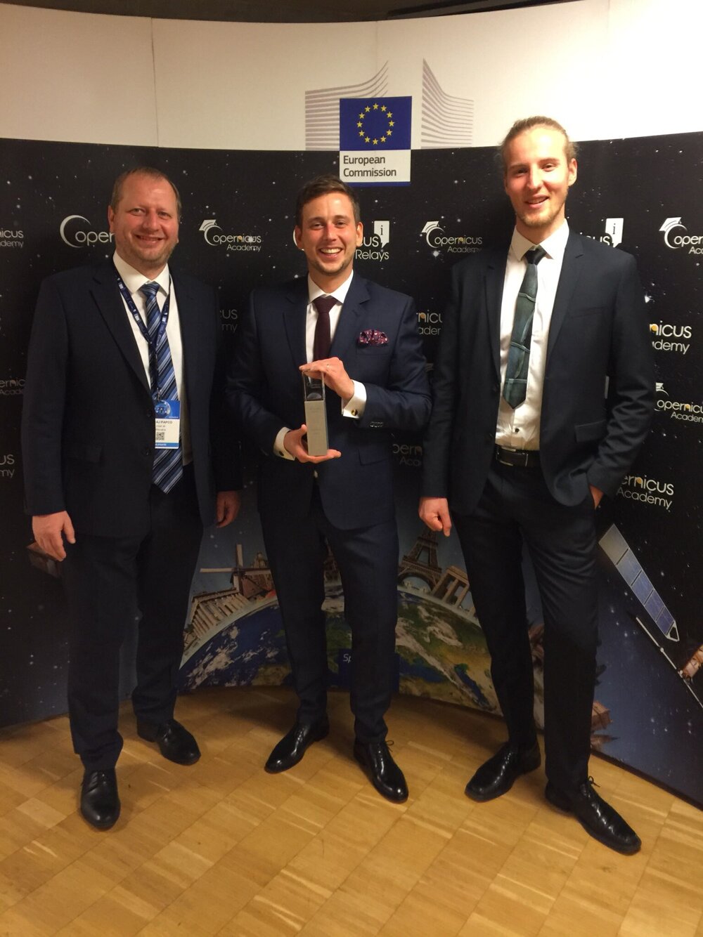 The representatives of insar.sk receive the Copernicus Masters Award.