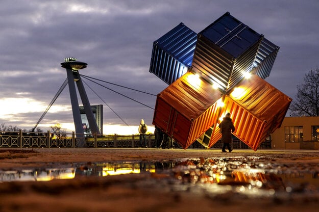 The 'KUVYT' installation by Lubo Mikle, consisting of six containers, represents a star. It can be found on the waterfront Rázusovo nábrežie in Bratislava until Valentine’s Day.