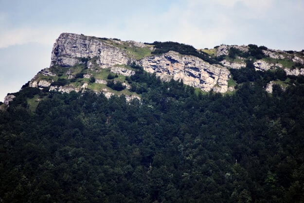 The Kľak peak is easily accessible. A bus running between Žilina and Prievidza stops in the Fačkovské sedlo mountain pass, where tourists can start a hike from.