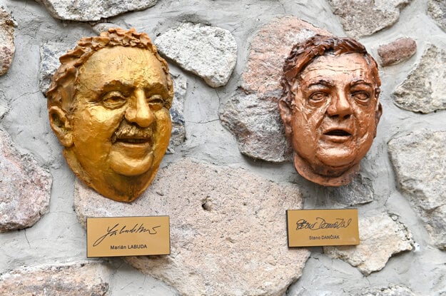 Sculptures of the noses of late actors Stanislav Dančiak and Marián Labuda were hung on a wall in the Alley of Famous Noses during last weekend's European festival of humour and satire, Kremnické gagy, in Kremnica, central Slovakia.