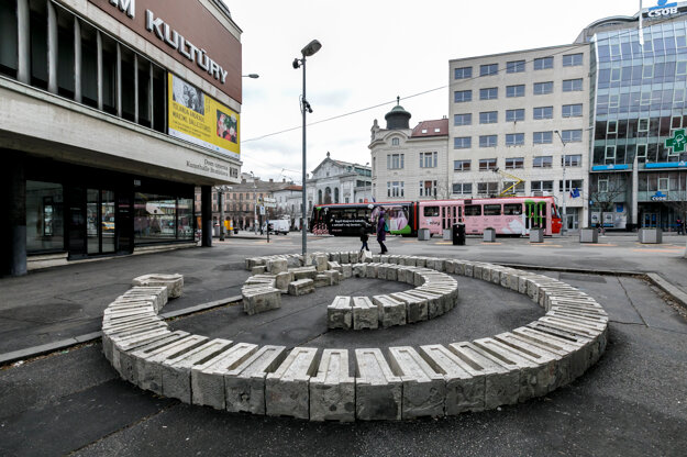 Projekt hybridnej sochy Promenáda od Mateja Gavulu na Treskoňovej ulici pri Kunsthalle v Bratislave. 