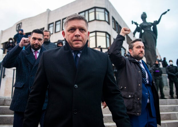 Robert Fico (in the middle) and Ľuboš Blaha (on the right) in front of the parliament.