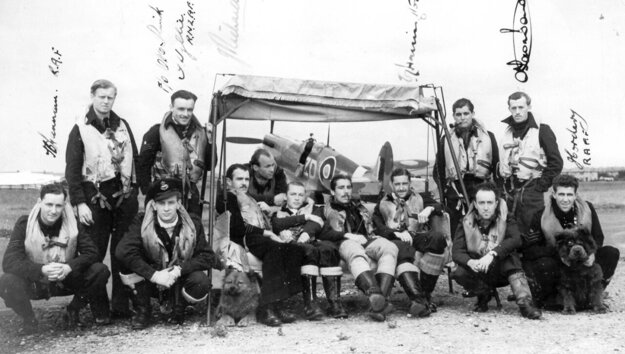 Otto Smik (kneeling, second from left) with other pilots from No. 222 