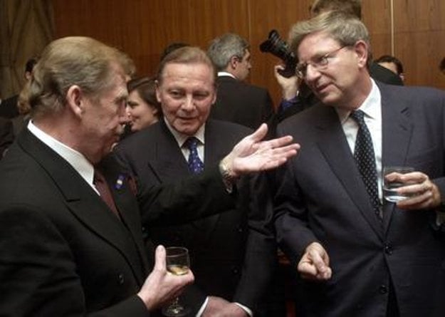 Porubjak (R)with the then-Czech president, the late Václav Havel (L) and then-Slovak president Rudolf Schuster.