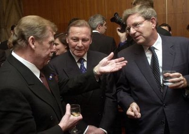 Porubjak (R)with the then-Czech president, the late Václav Havel (L) and then-Slovak president Rudolf Schuster. 