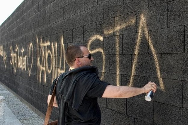 Director Ondrej Spišák (Teatr Dramatyczny, Warsaw) sprays graffiti on the symbolic wall