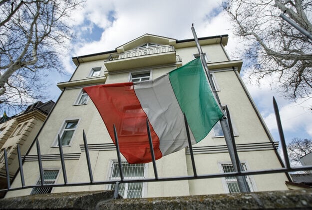 Italian Embassy in Slovakia honoured the coronavirus victims on March 31, 2020. 